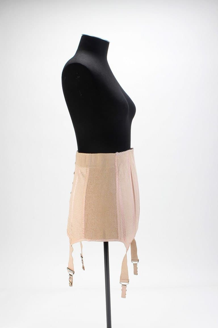 What Are the Differences between Girdles and Corsets and What Are Their Benefits?